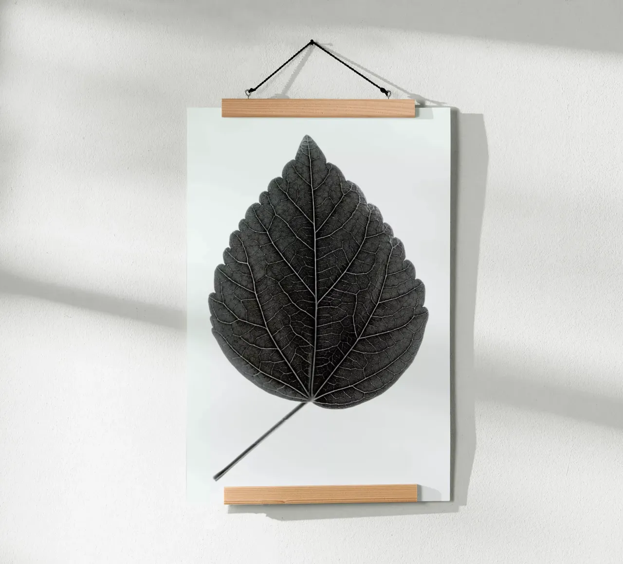 Look Closer Hibiscus Black poster con telaio in alluminio da Studio Nahili