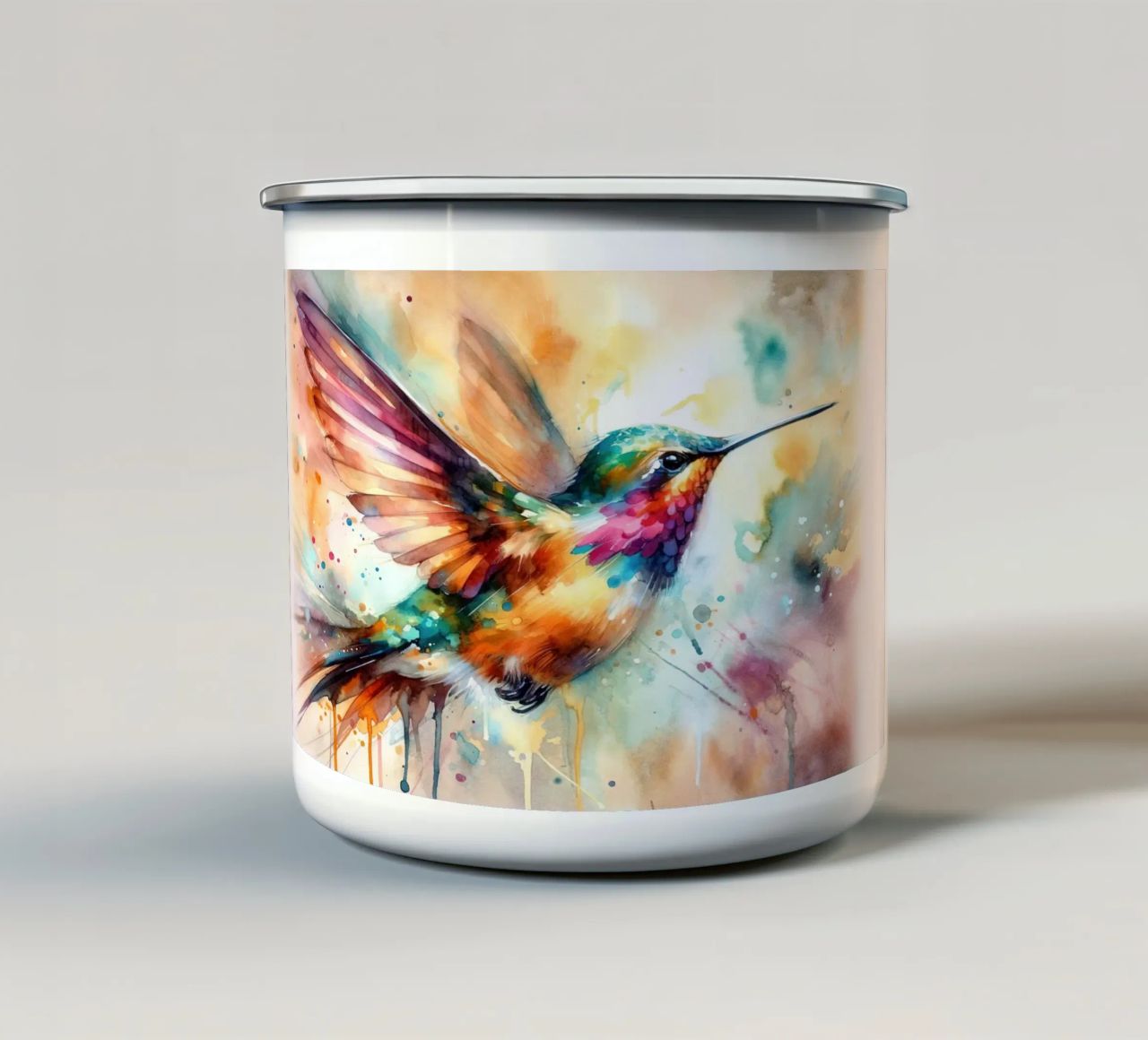 Colibrì iridescente a metà del volo tazza in smalto da Chromatic Fusion Studio