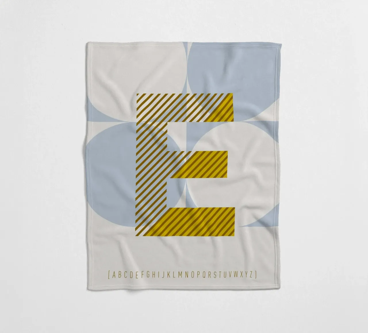 E Typeface Alphabet coperta in pile da lazydaypaper