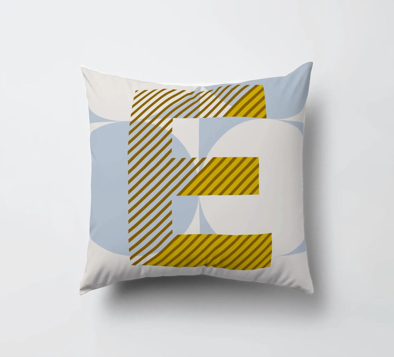 E Typeface Alphabet cuscino da lazydaypaper