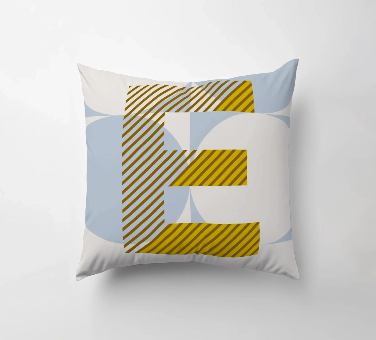 E Typeface Alphabet cuscino da lazydaypaper