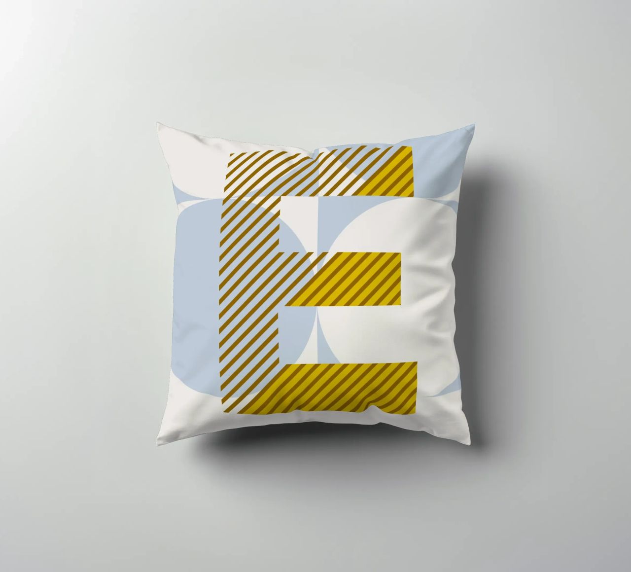 E Typeface Alphabet cuscino da lazydaypaper