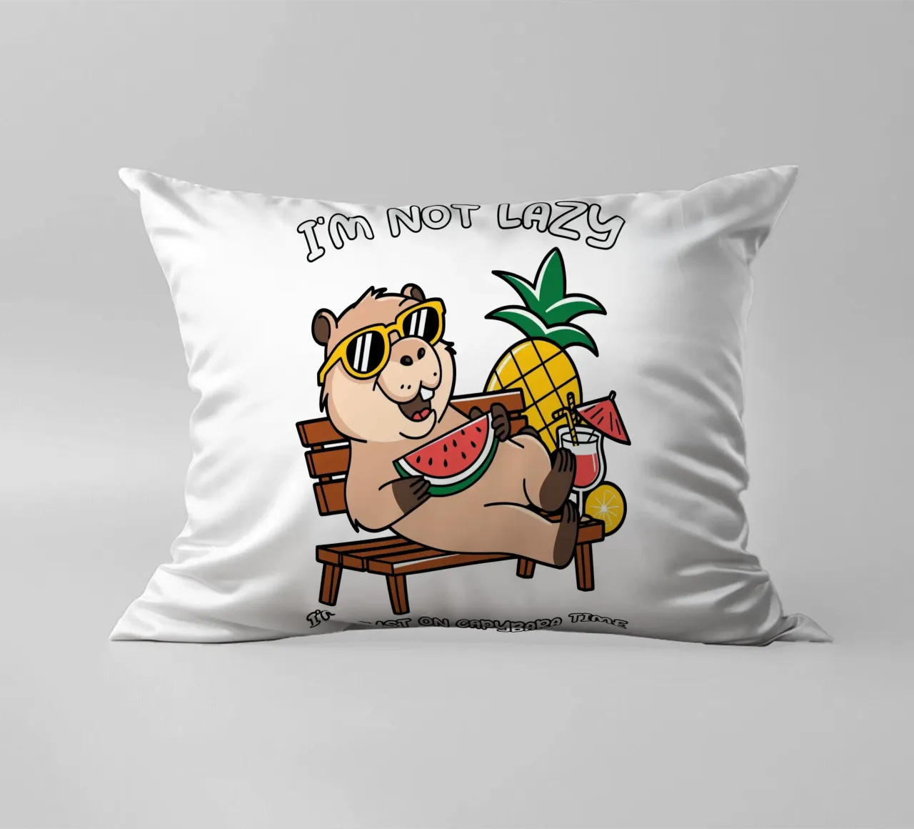 I'M NOT LAZY. I'M JUST ON CAPYBARA TIME coussin de edsonramosart