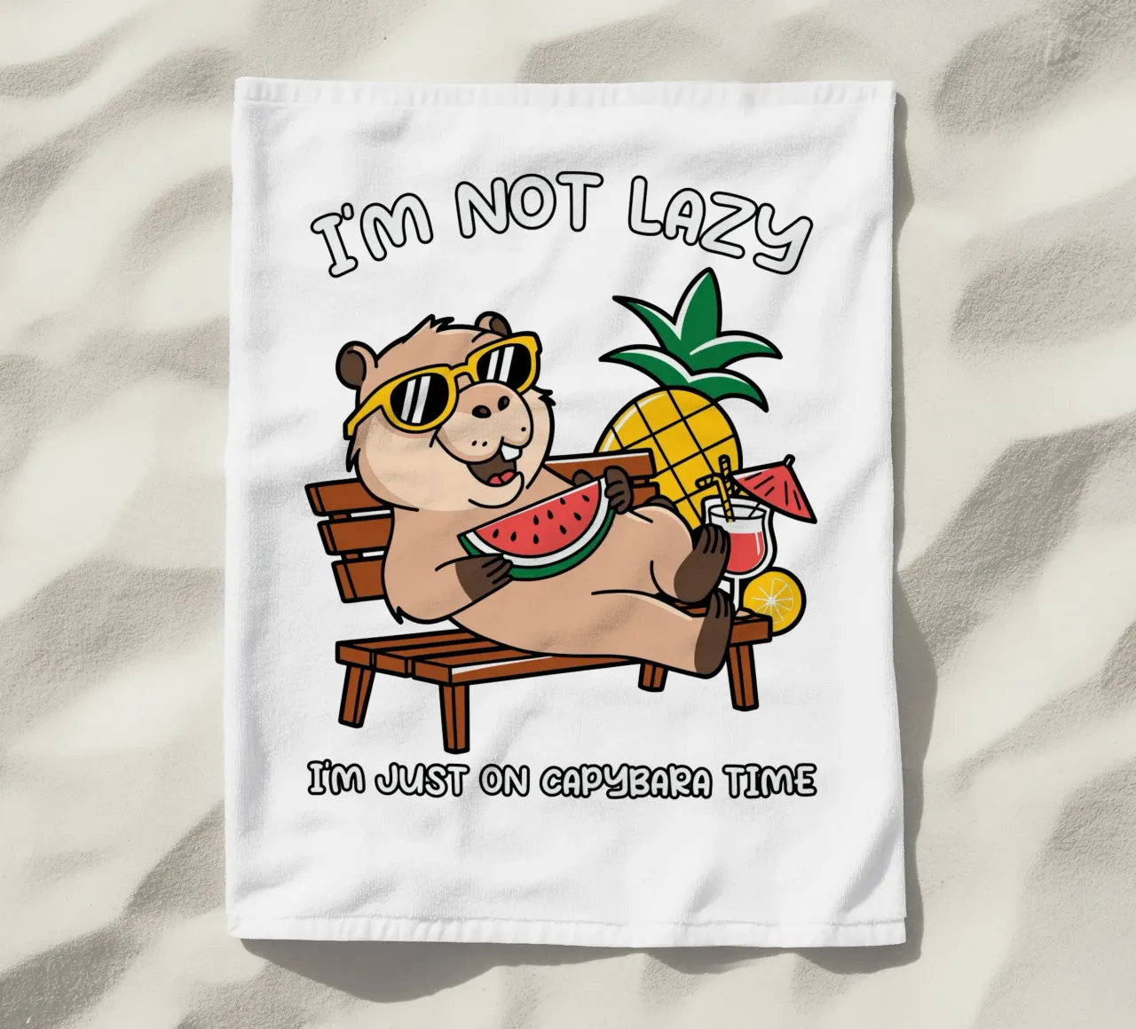 I'M NOT LAZY. I'M JUST ON CAPYBARA TIME serviette de plage de edsonramosart