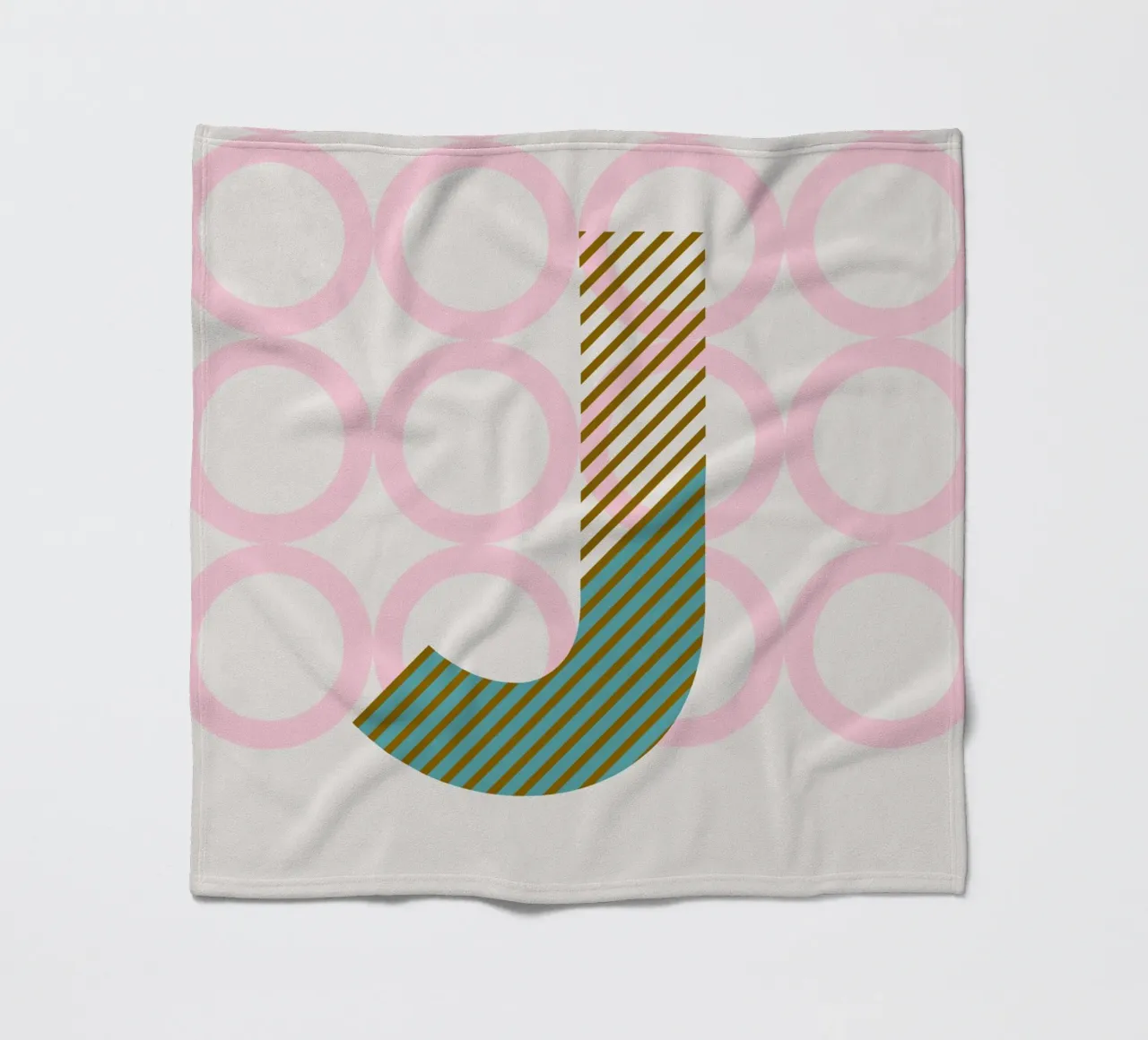 J Typeface Alphabet coperta in pile da lazydaypaper