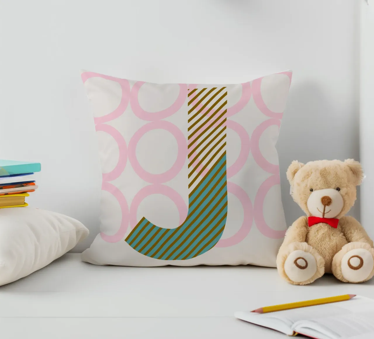 J Typeface Alphabet cuscino da lazydaypaper