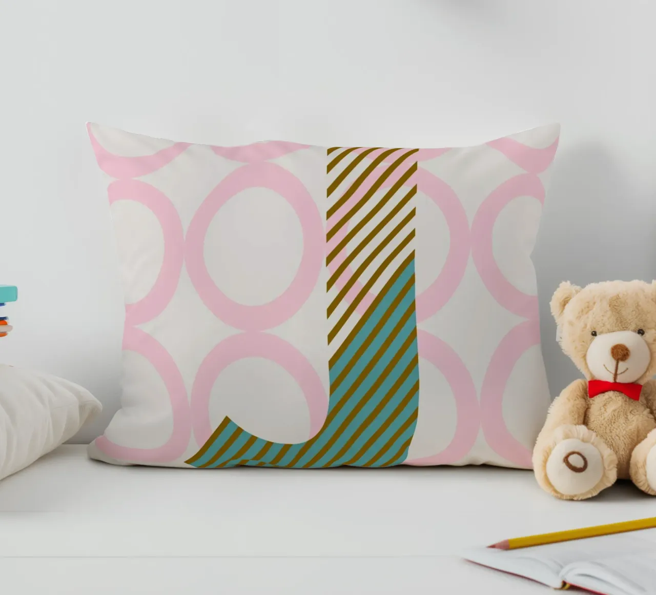 J Typeface Alphabet cuscino da lazydaypaper