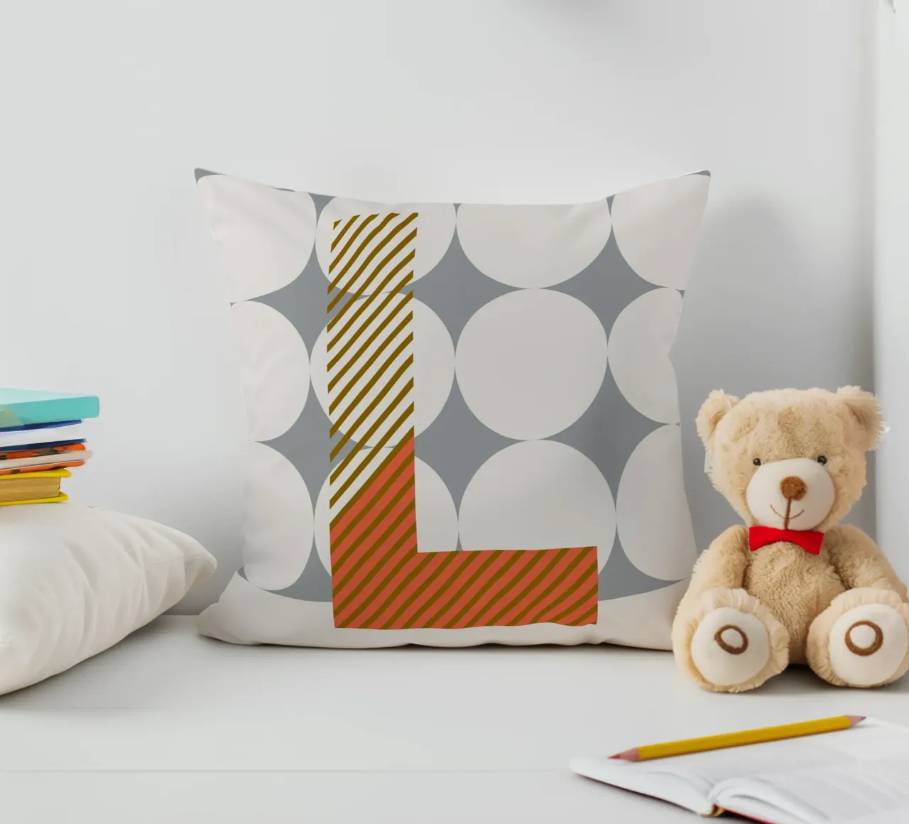 L Typeface Alphabet cuscino da lazydaypaper
