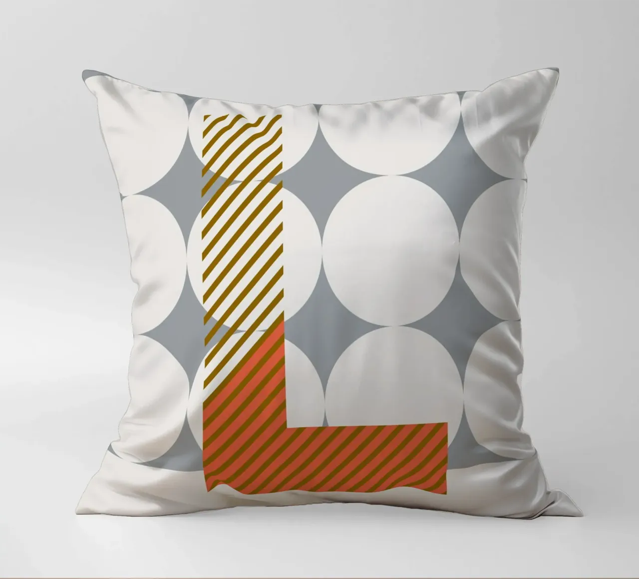 L Typeface Alphabet cuscino da lazydaypaper