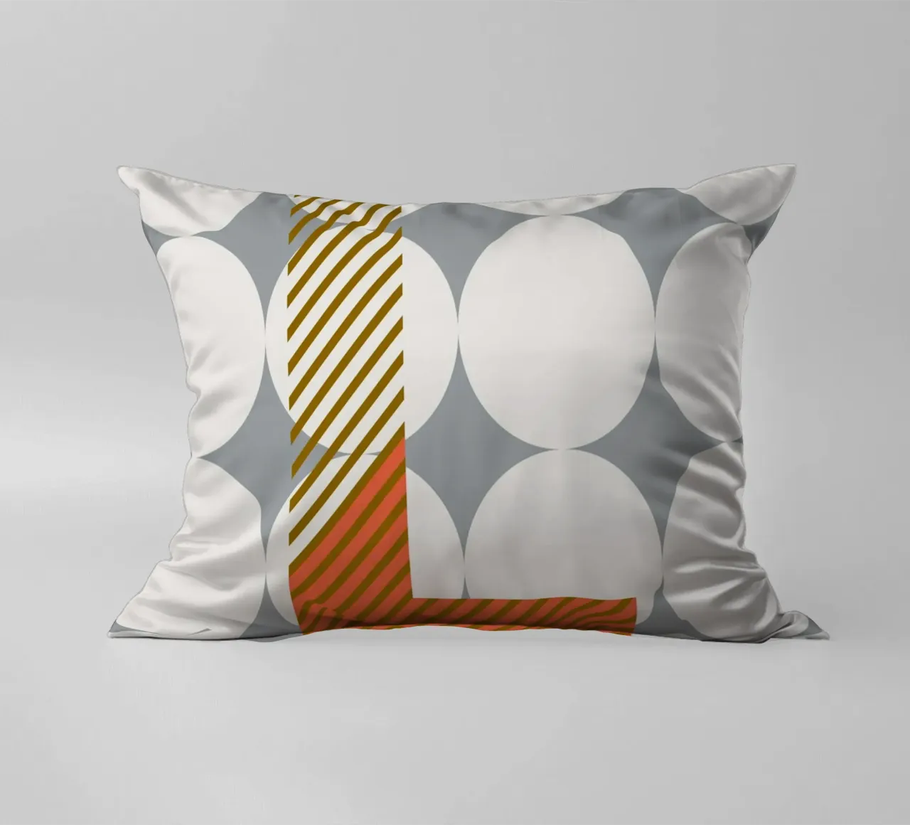 L Typeface Alphabet cuscino da lazydaypaper