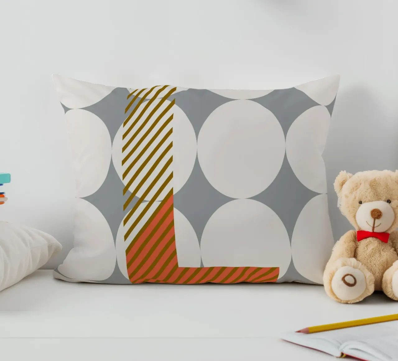 L Typeface Alphabet cuscino da lazydaypaper