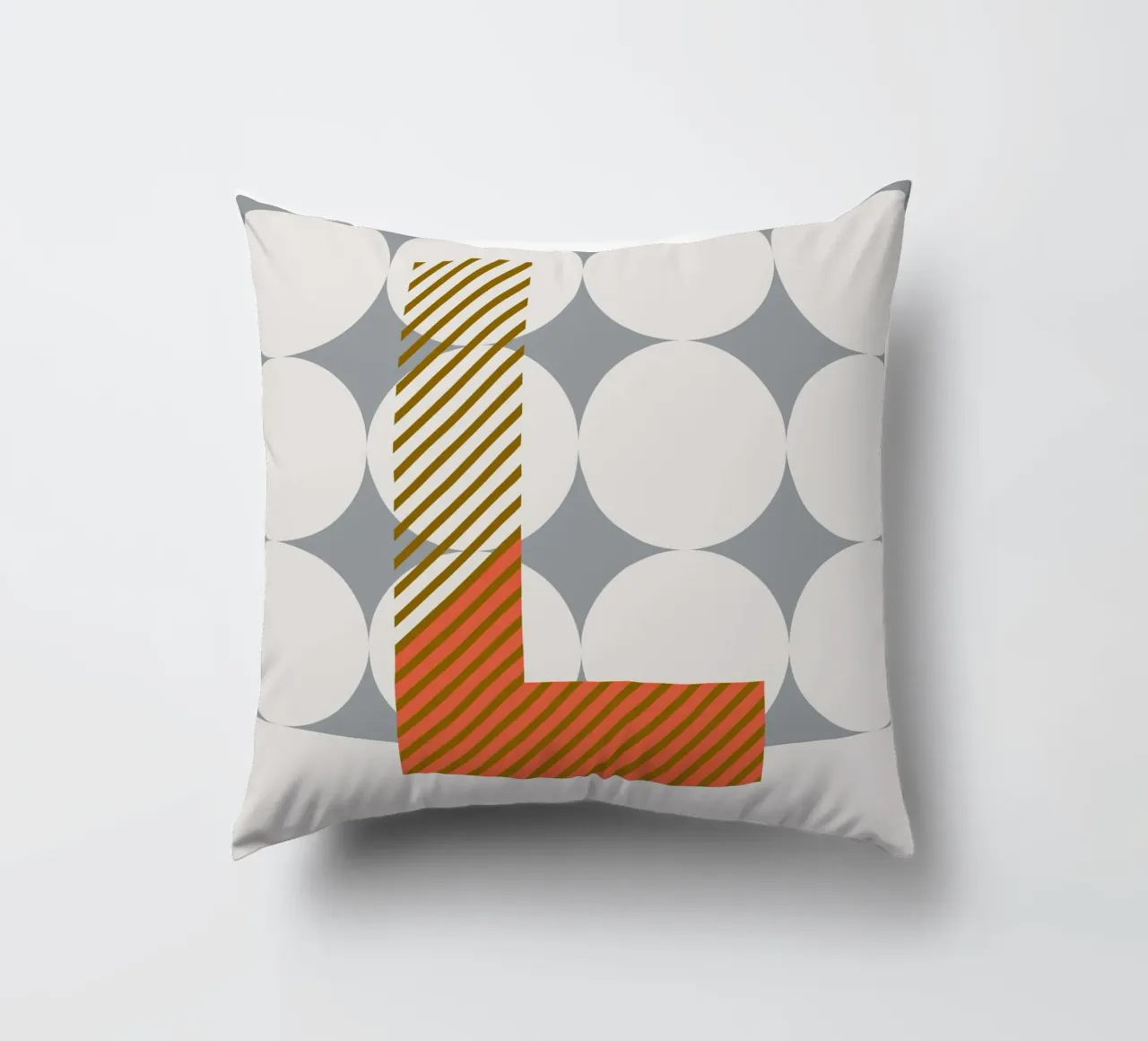 L Typeface Alphabet cuscino da lazydaypaper