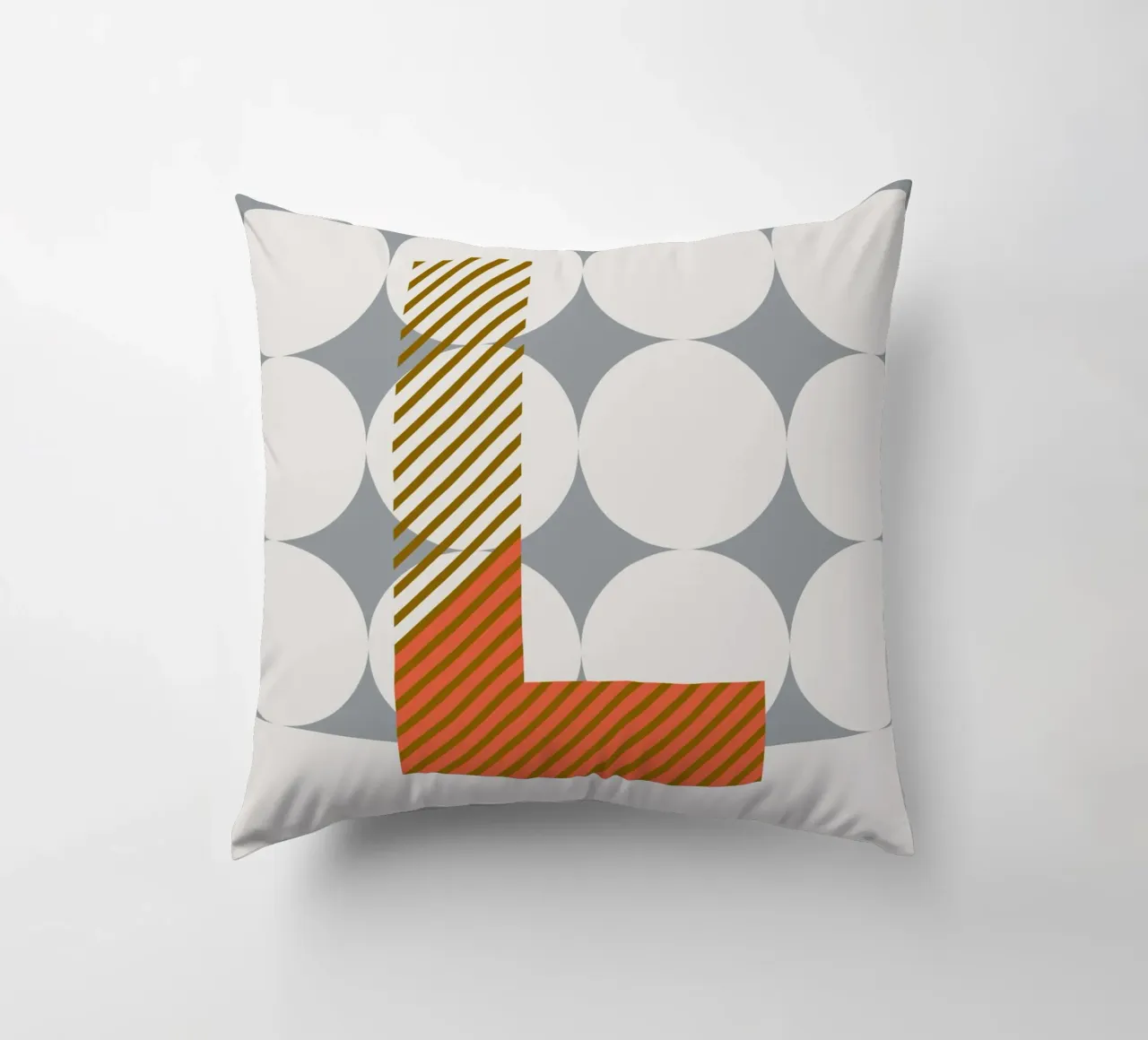 L Typeface Alphabet cuscino da lazydaypaper