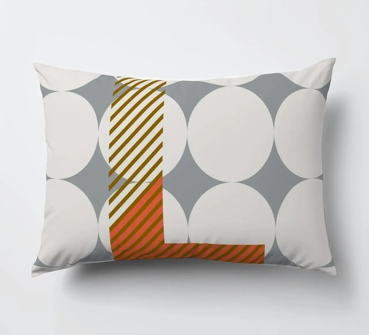 L Typeface Alphabet cuscino da lazydaypaper