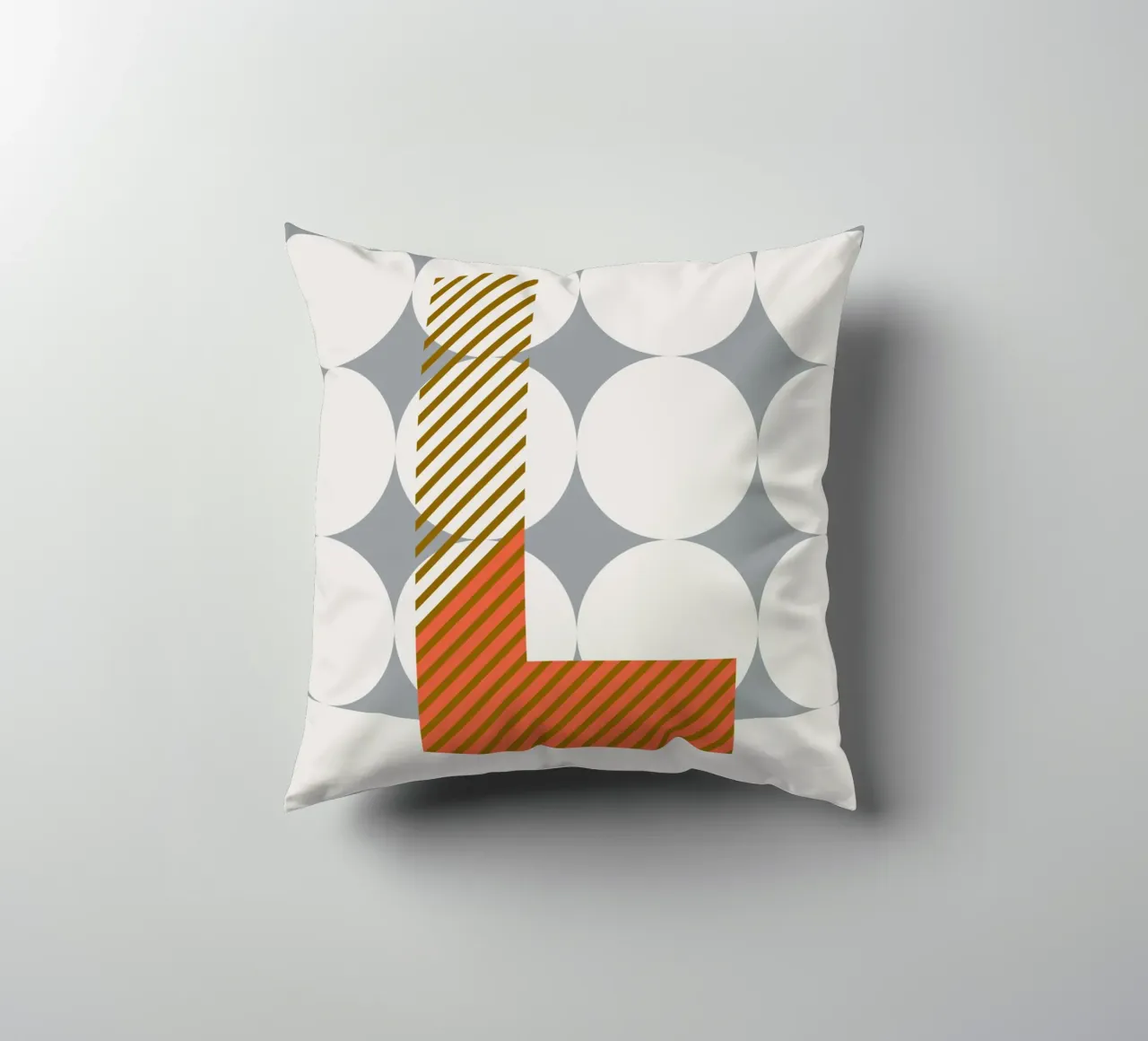 L Typeface Alphabet cuscino da lazydaypaper