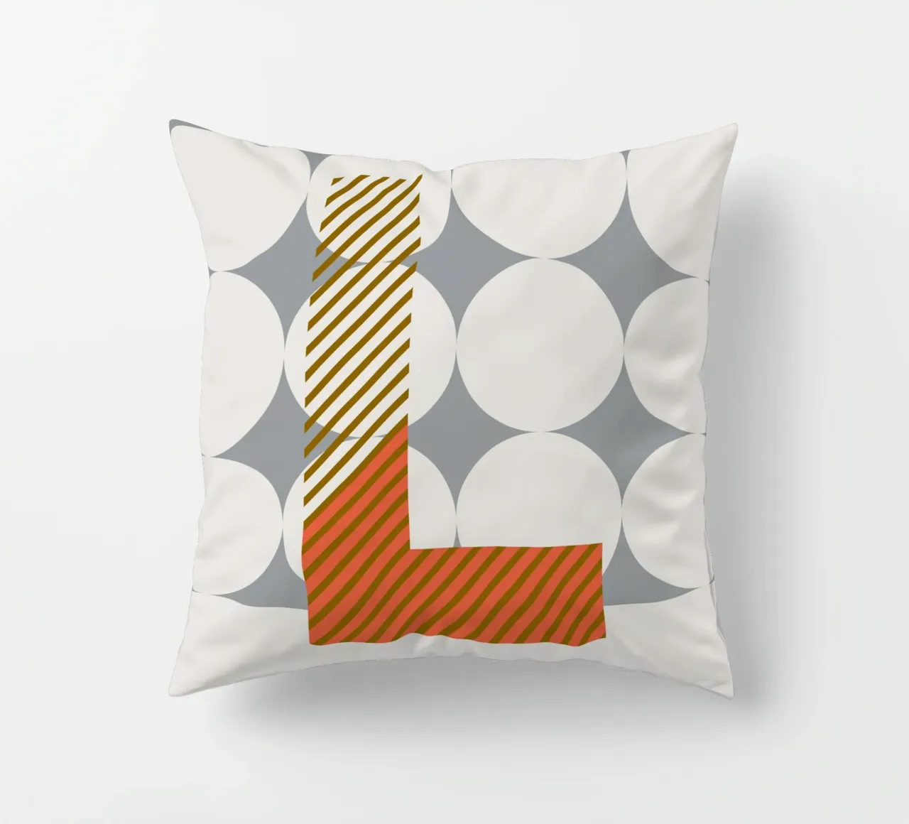 L Typeface Alphabet cuscino da lazydaypaper