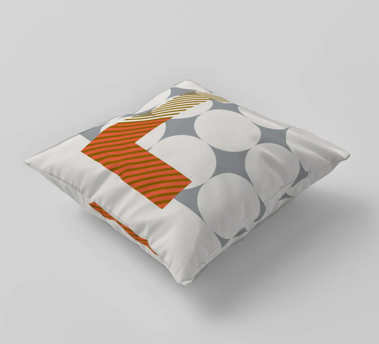 L Typeface Alphabet cuscino da lazydaypaper