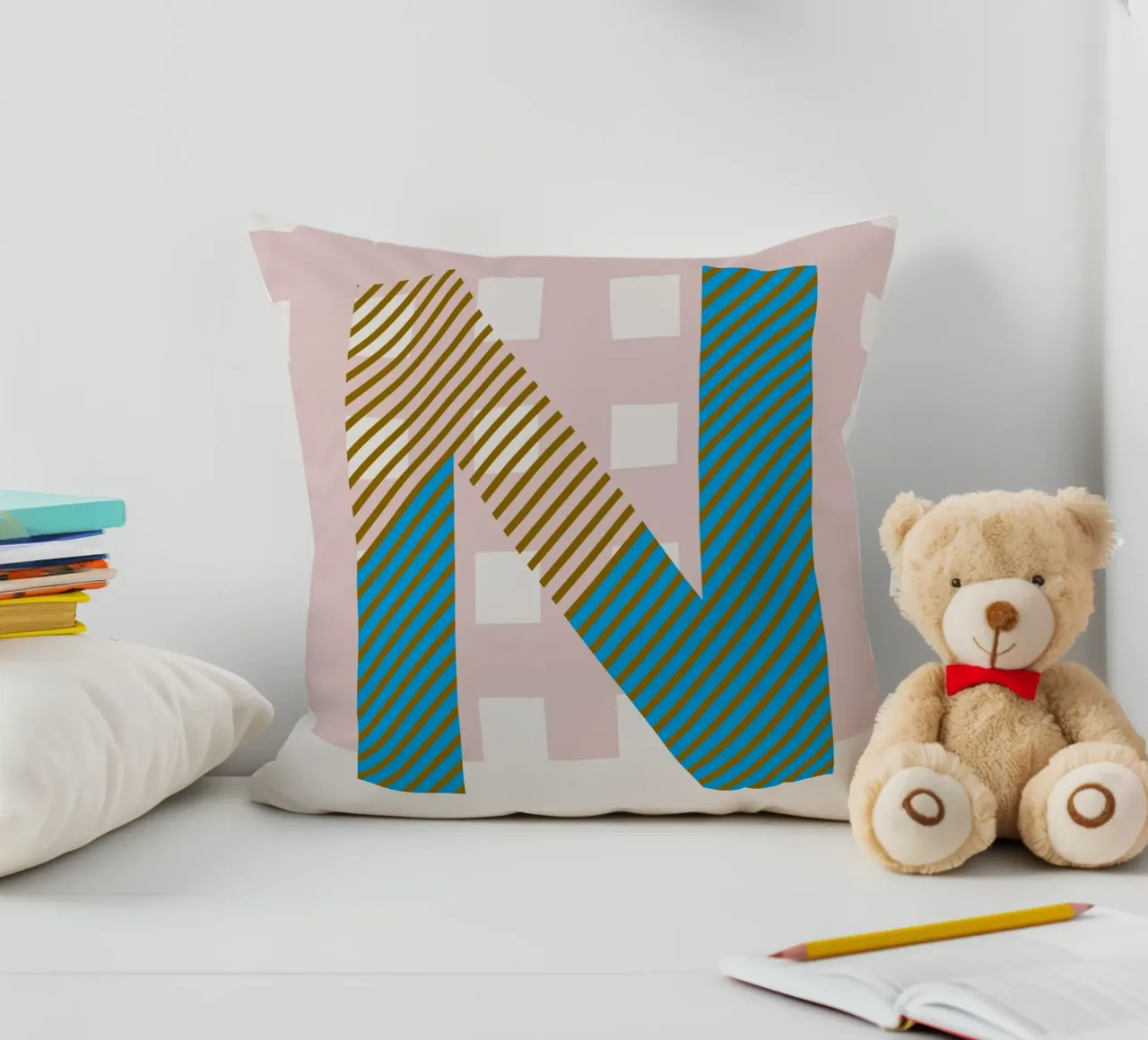 N Typeface Alphabet cuscino da lazydaypaper