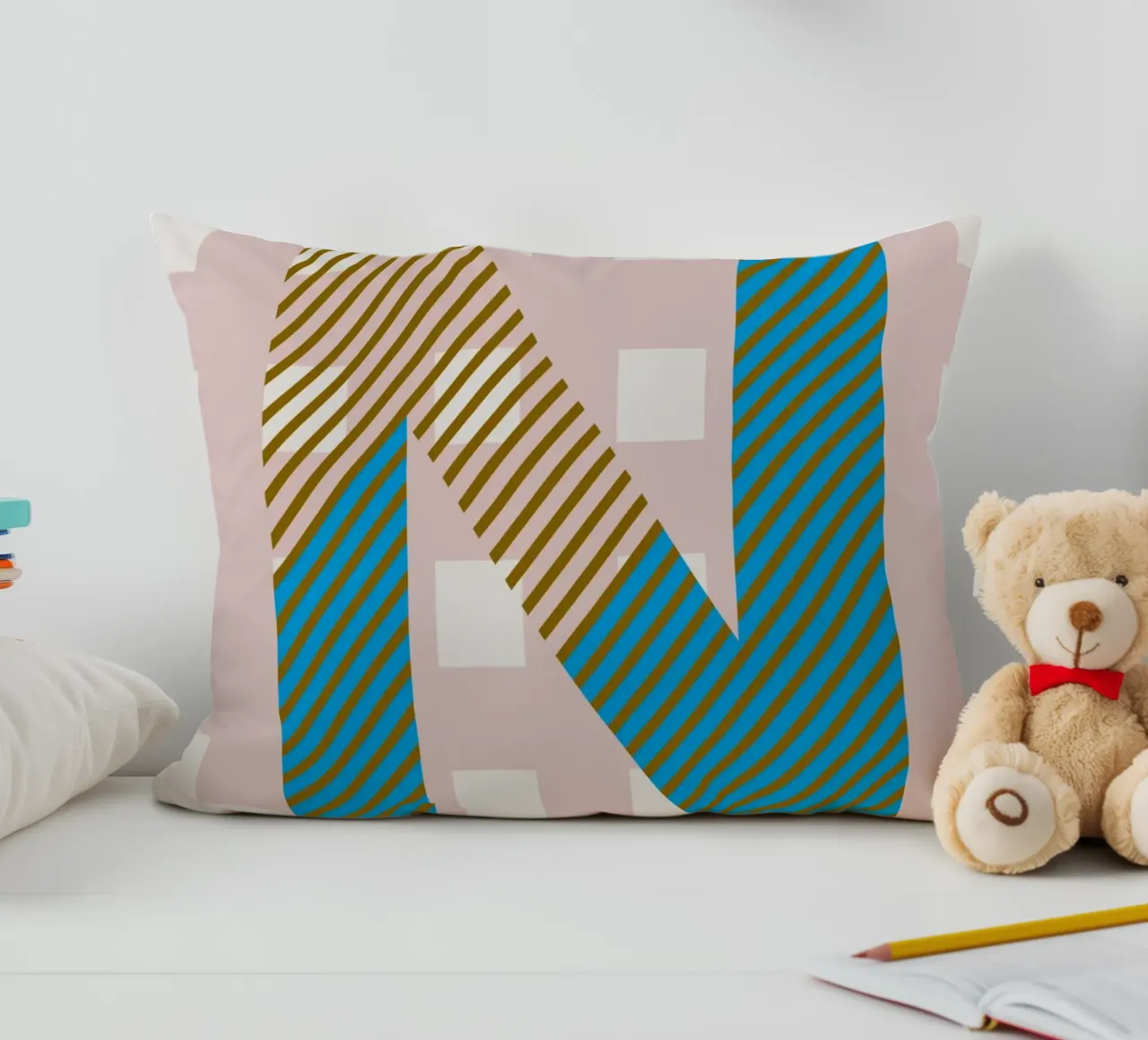 N Typeface Alphabet cuscino da lazydaypaper