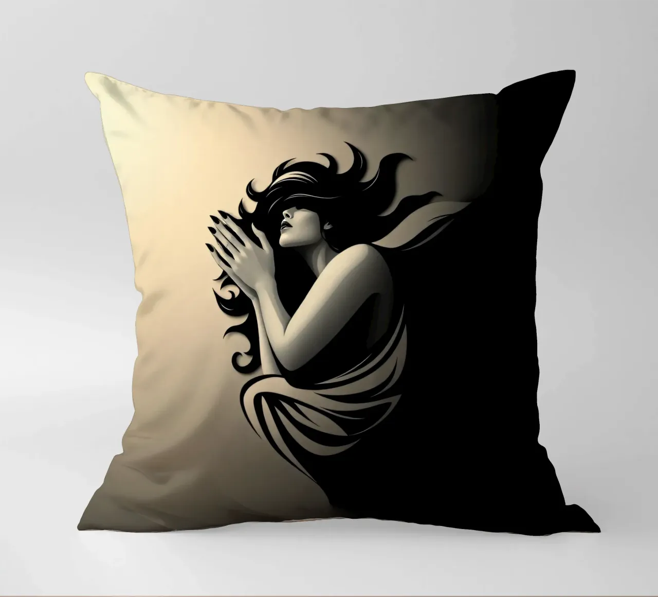 Una donna in preghiera, simbolo di pace e riflessione cuscino da DesignDoodle