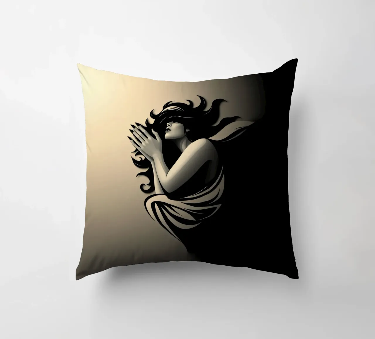 Una donna in preghiera, simbolo di pace e riflessione cuscino da DesignDoodle