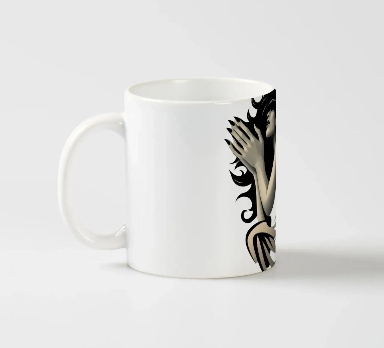 Una donna in preghiera, simbolo di pace e riflessione tazza in ceramica da DesignDoodle