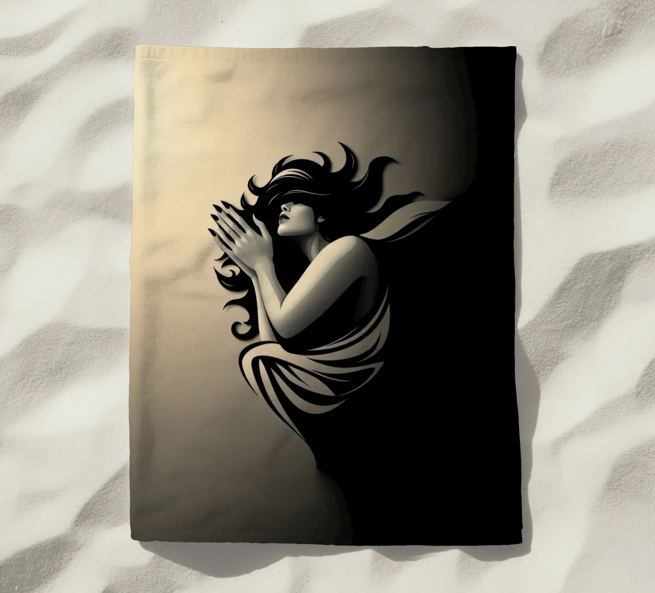 Una donna in preghiera, simbolo di pace e riflessione telo mare da DesignDoodle