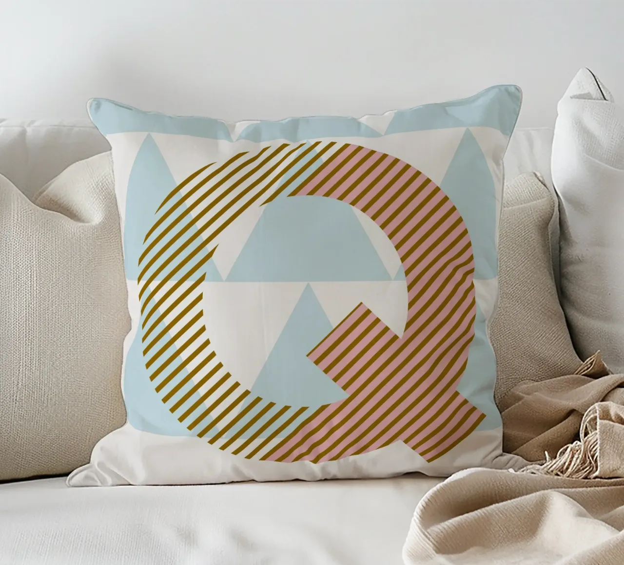 Q Typeface Alphabet cuscino da lazydaypaper