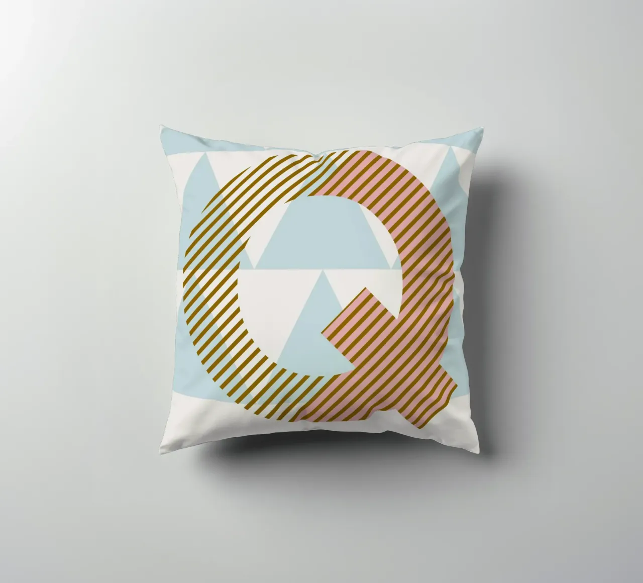 Q Typeface Alphabet cuscino da lazydaypaper