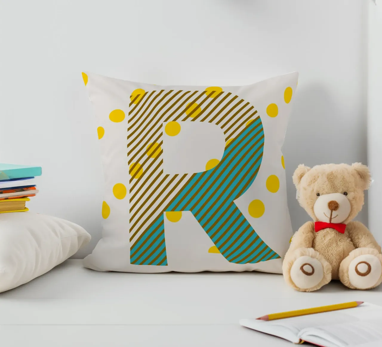 R Typeface Alphabet cuscino da lazydaypaper