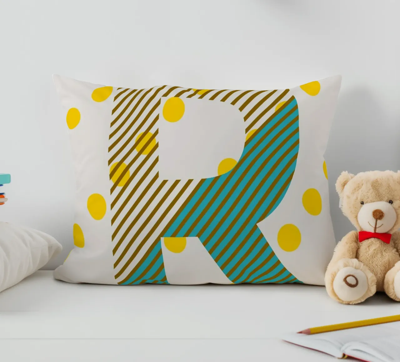 R Typeface Alphabet cuscino da lazydaypaper