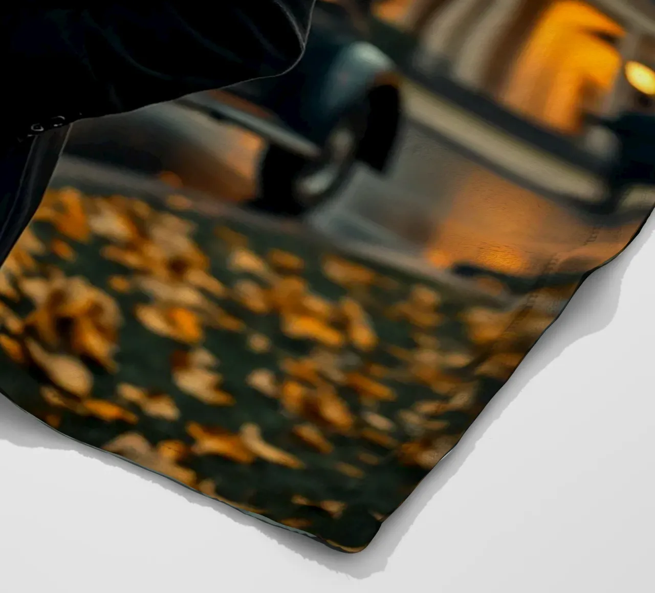 Un giovane uomo si trova sotto un ombrello nero in un autunno piovoso. coperta in pile da DesignDoodle