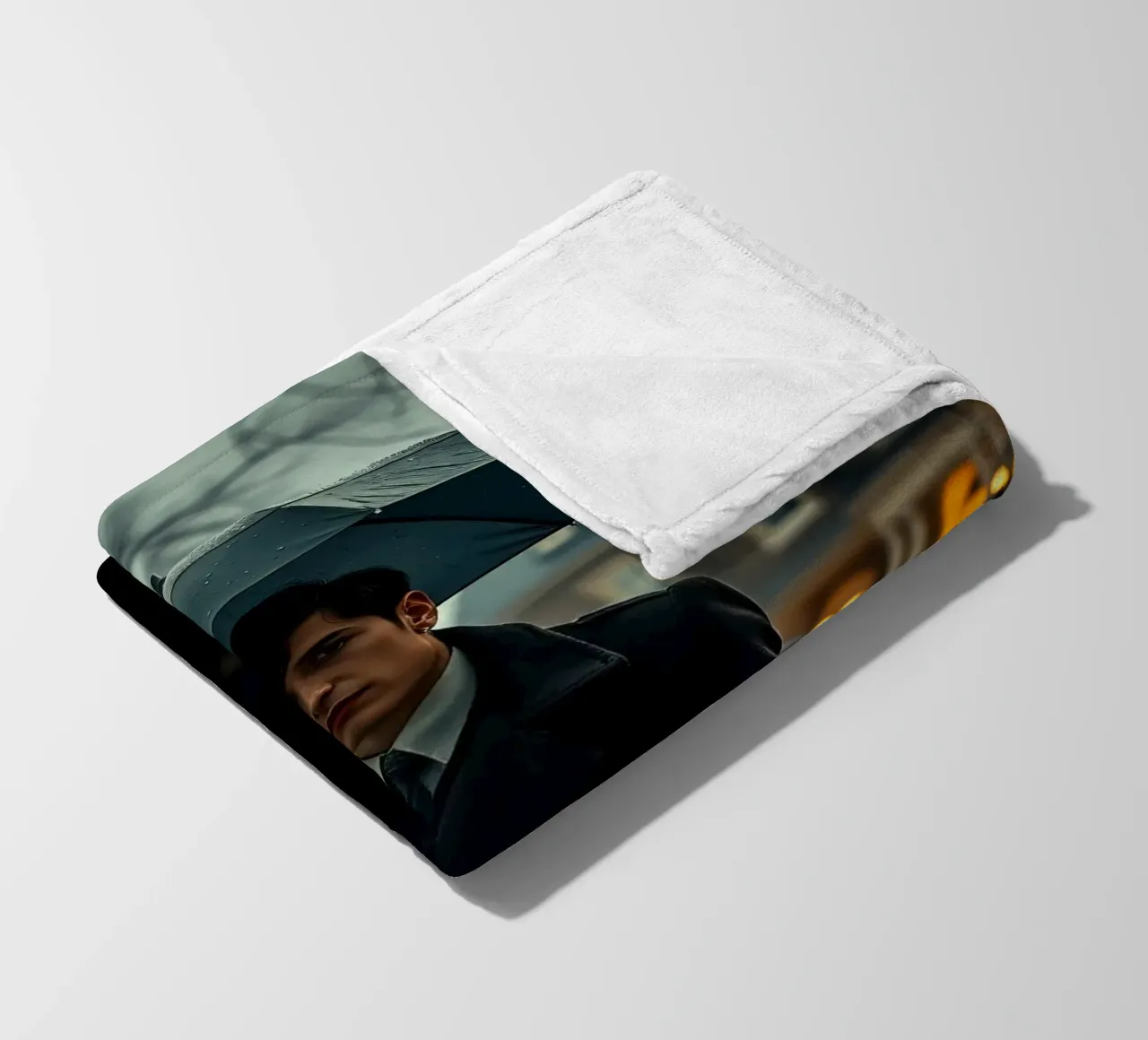 Un giovane uomo si trova sotto un ombrello nero in un autunno piovoso. coperta in pile da DesignDoodle