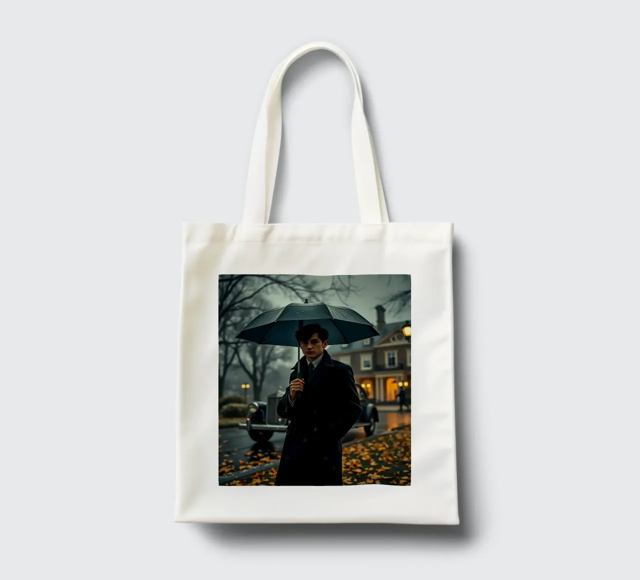 Un giovane uomo si trova sotto un ombrello nero in un autunno piovoso. borsa in juta da DesignDoodle