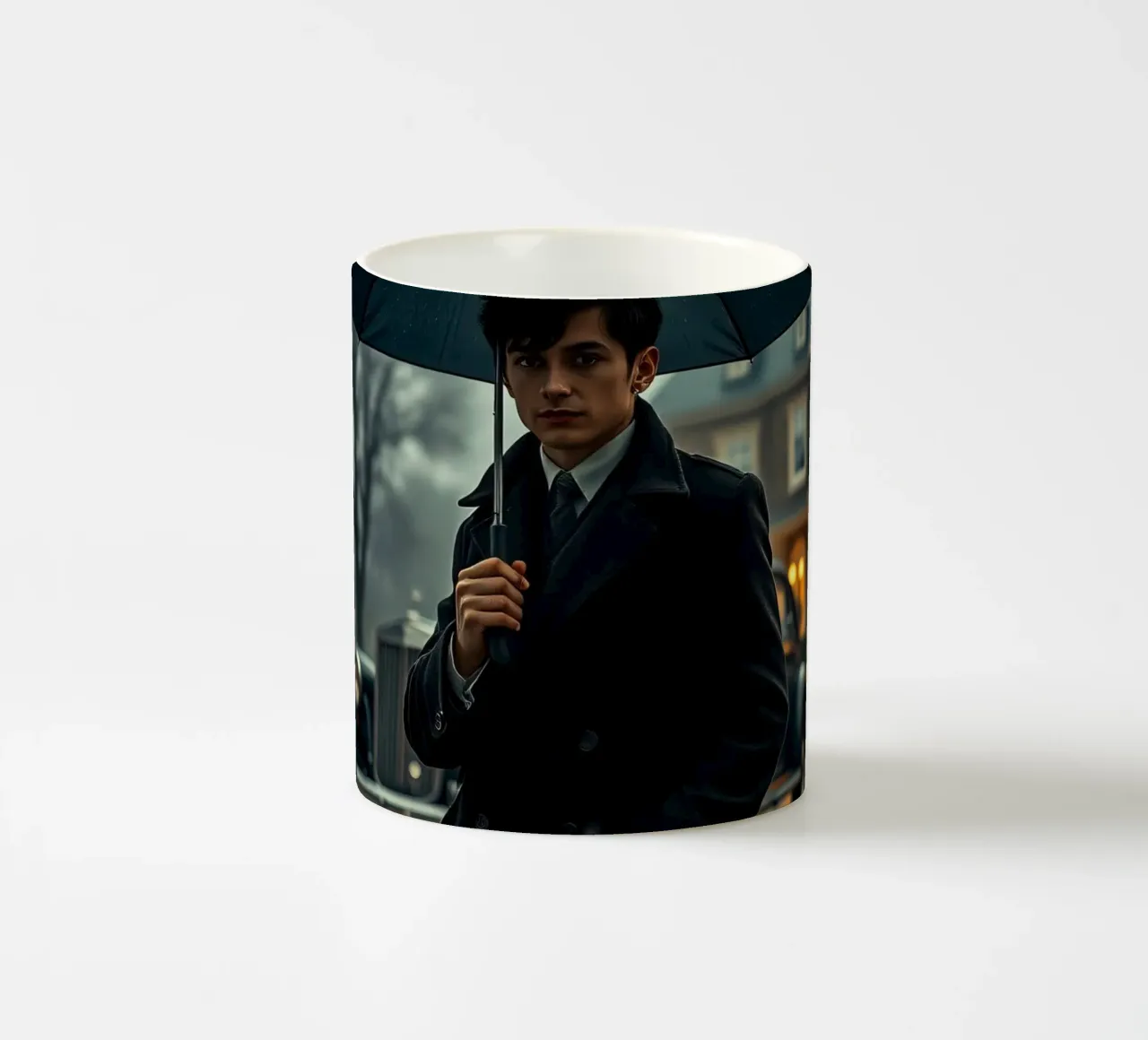 Un giovane uomo si trova sotto un ombrello nero in un autunno piovoso. tazza in ceramica da DesignDoodle