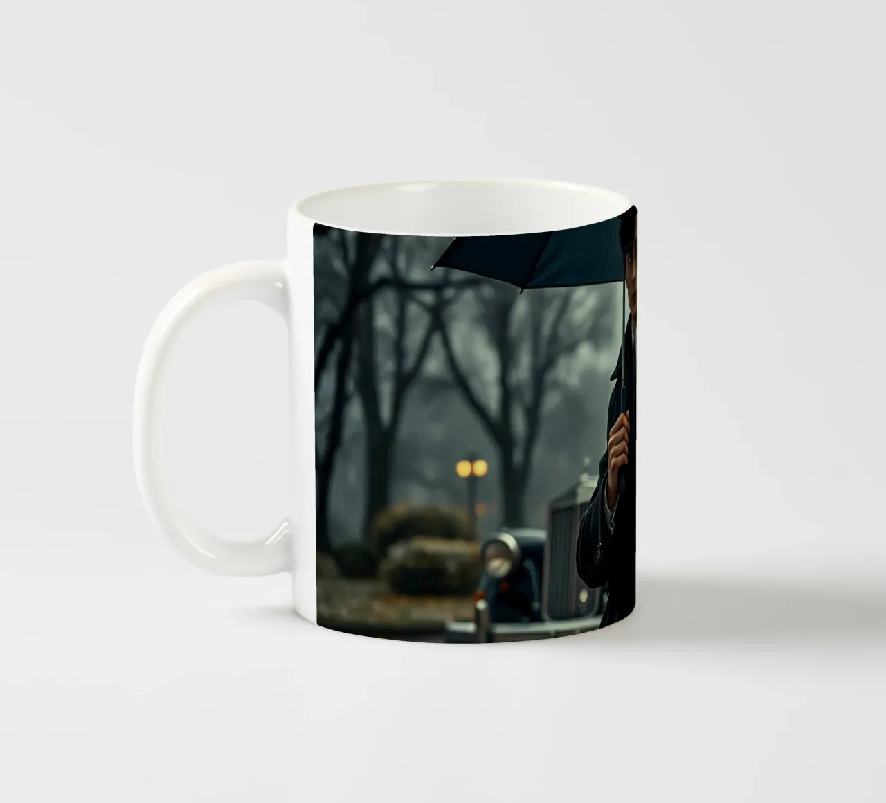 Un giovane uomo si trova sotto un ombrello nero in un autunno piovoso. tazza in ceramica da DesignDoodle