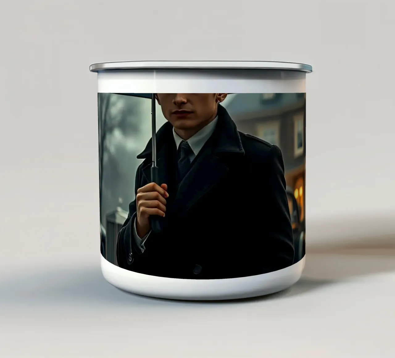 Un giovane uomo si trova sotto un ombrello nero in un autunno piovoso. tazza in smalto da DesignDoodle