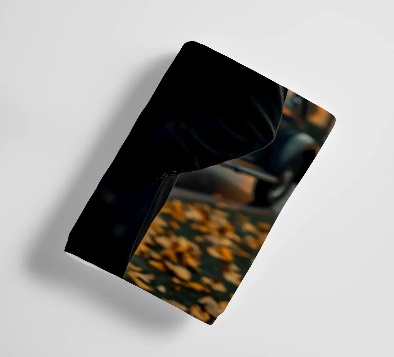 Un giovane uomo si trova sotto un ombrello nero in un autunno piovoso. asciugamano da bagno da DesignDoodle