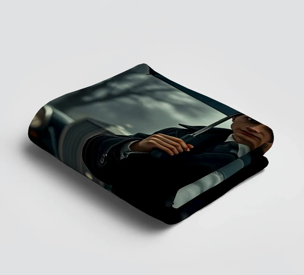 Un giovane uomo si trova sotto un ombrello nero in un autunno piovoso. asciugamano da bagno da DesignDoodle