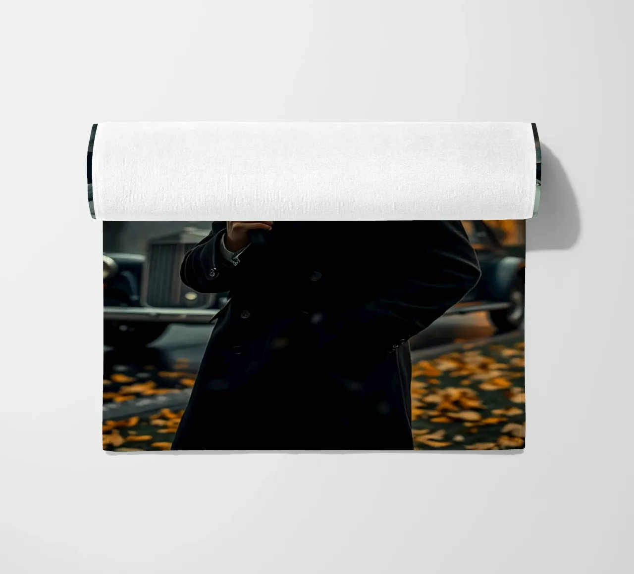 Un giovane uomo si trova sotto un ombrello nero in un autunno piovoso. telo mare da DesignDoodle