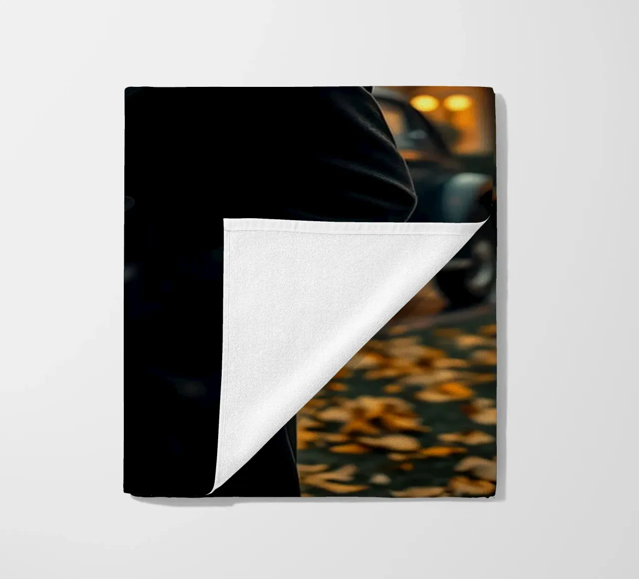Un giovane uomo si trova sotto un ombrello nero in un autunno piovoso. telo mare da DesignDoodle