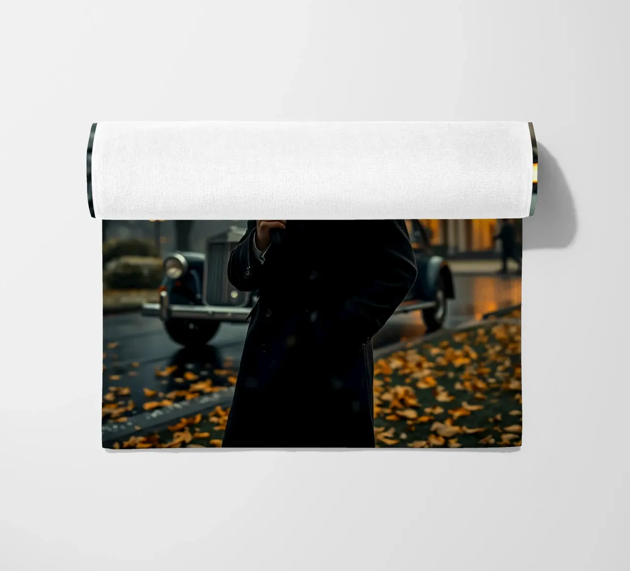 Un giovane uomo si trova sotto un ombrello nero in un autunno piovoso. telo mare da DesignDoodle