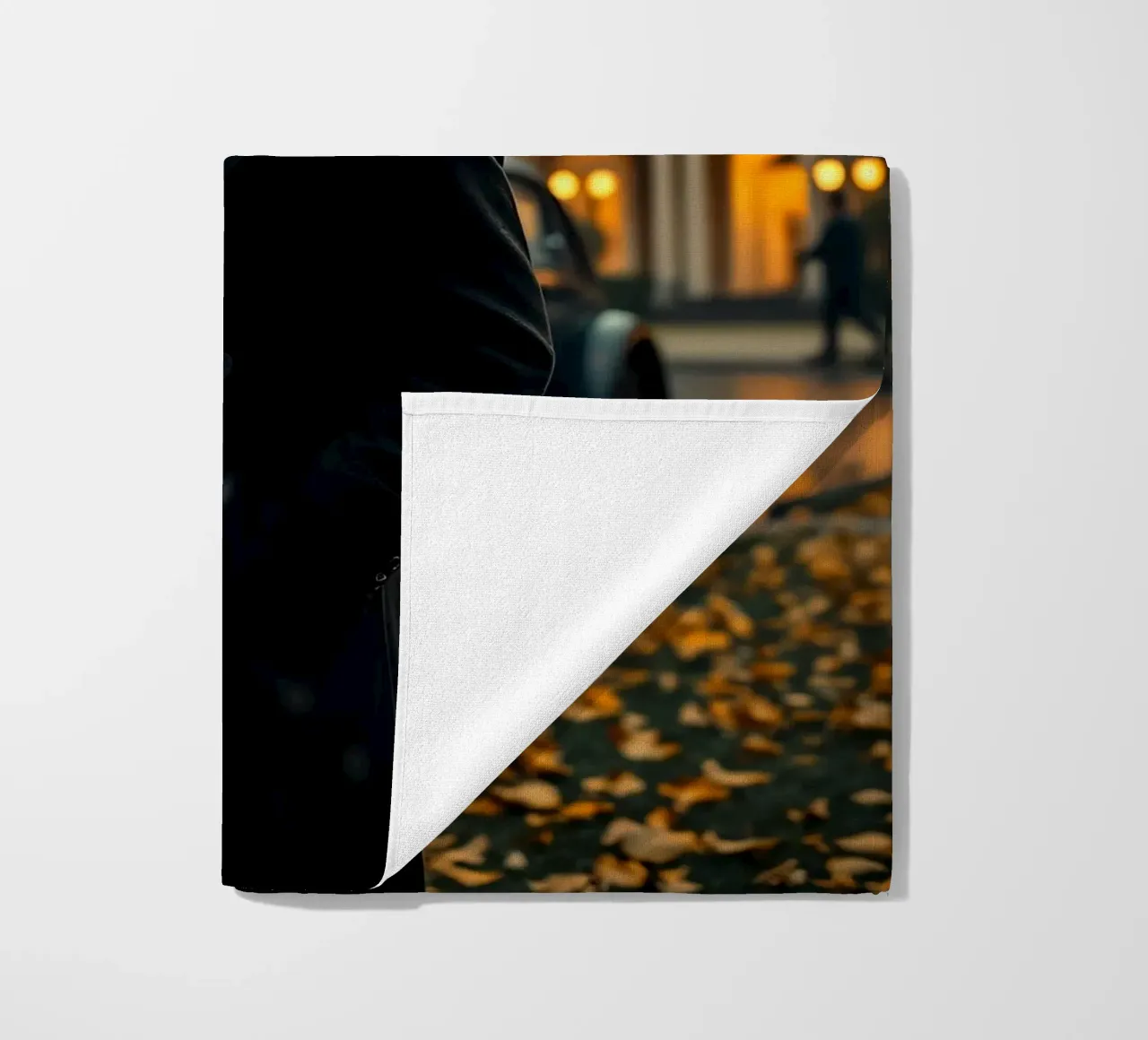 Un giovane uomo si trova sotto un ombrello nero in un autunno piovoso. telo mare da DesignDoodle