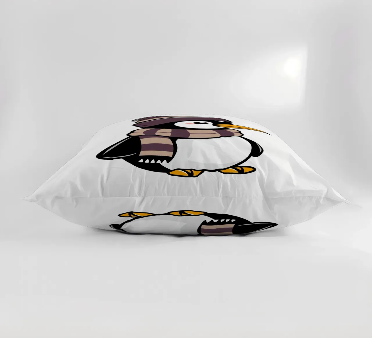Simpatico pinguino dei cartoni animati con cappello e sciarpa invernali cuscino da DesignDoodle