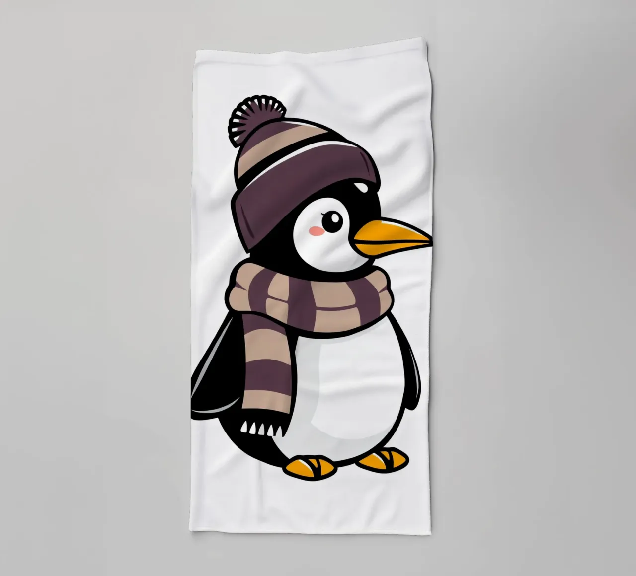 Simpatico pinguino dei cartoni animati con cappello e sciarpa invernali asciugamano da bagno da DesignDoodle