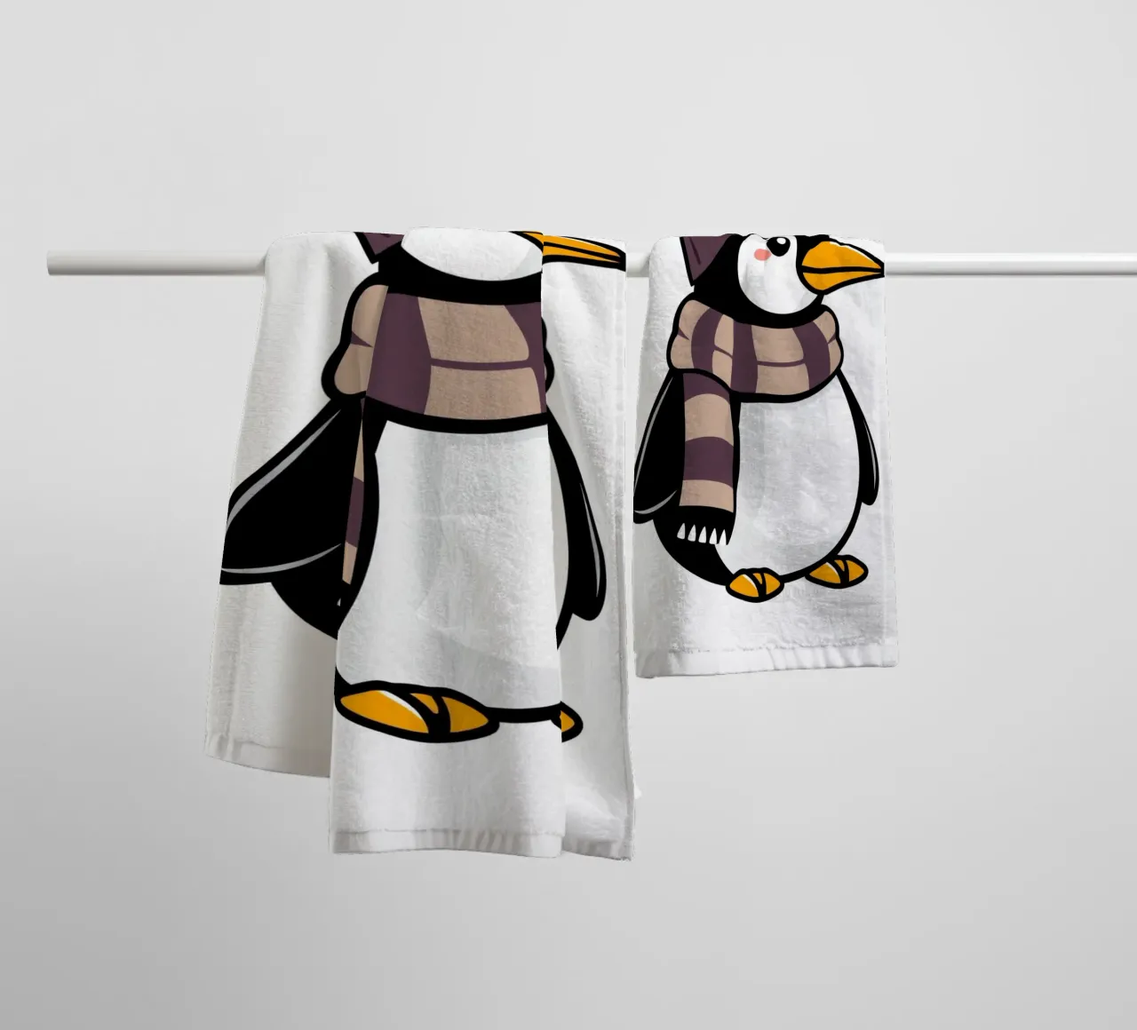 Simpatico pinguino dei cartoni animati con cappello e sciarpa invernali asciugamano da bagno da DesignDoodle