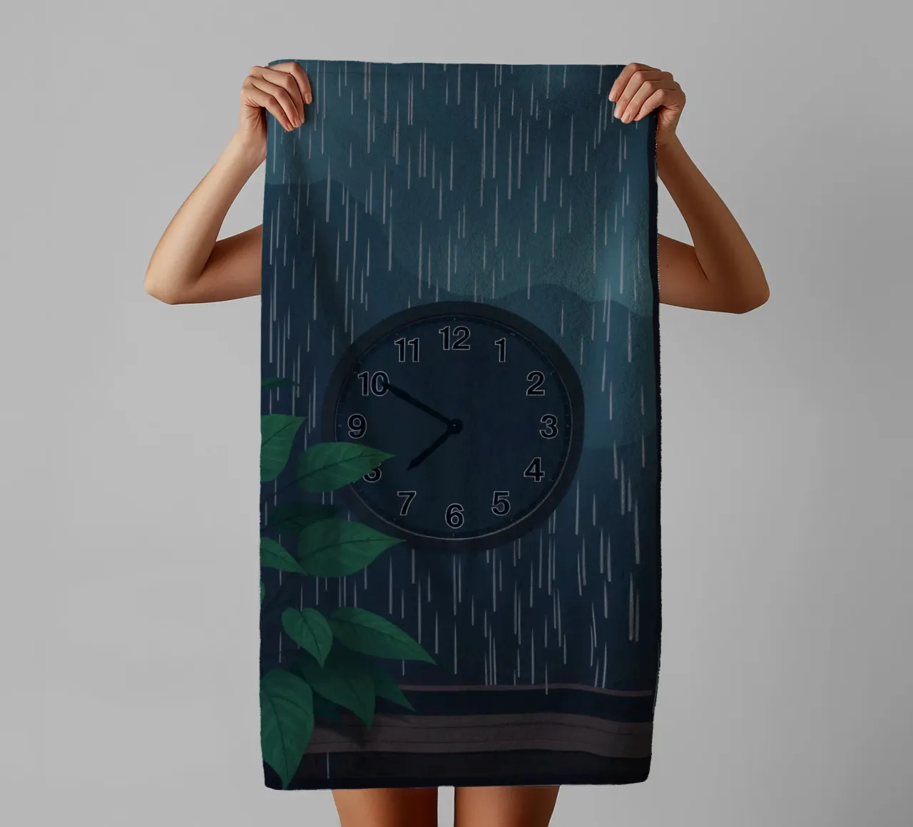 Vue d'une soirée pluvieuse depuis une chambre confortable avec une horloge et une plante serviette de bain de DesignDoodle