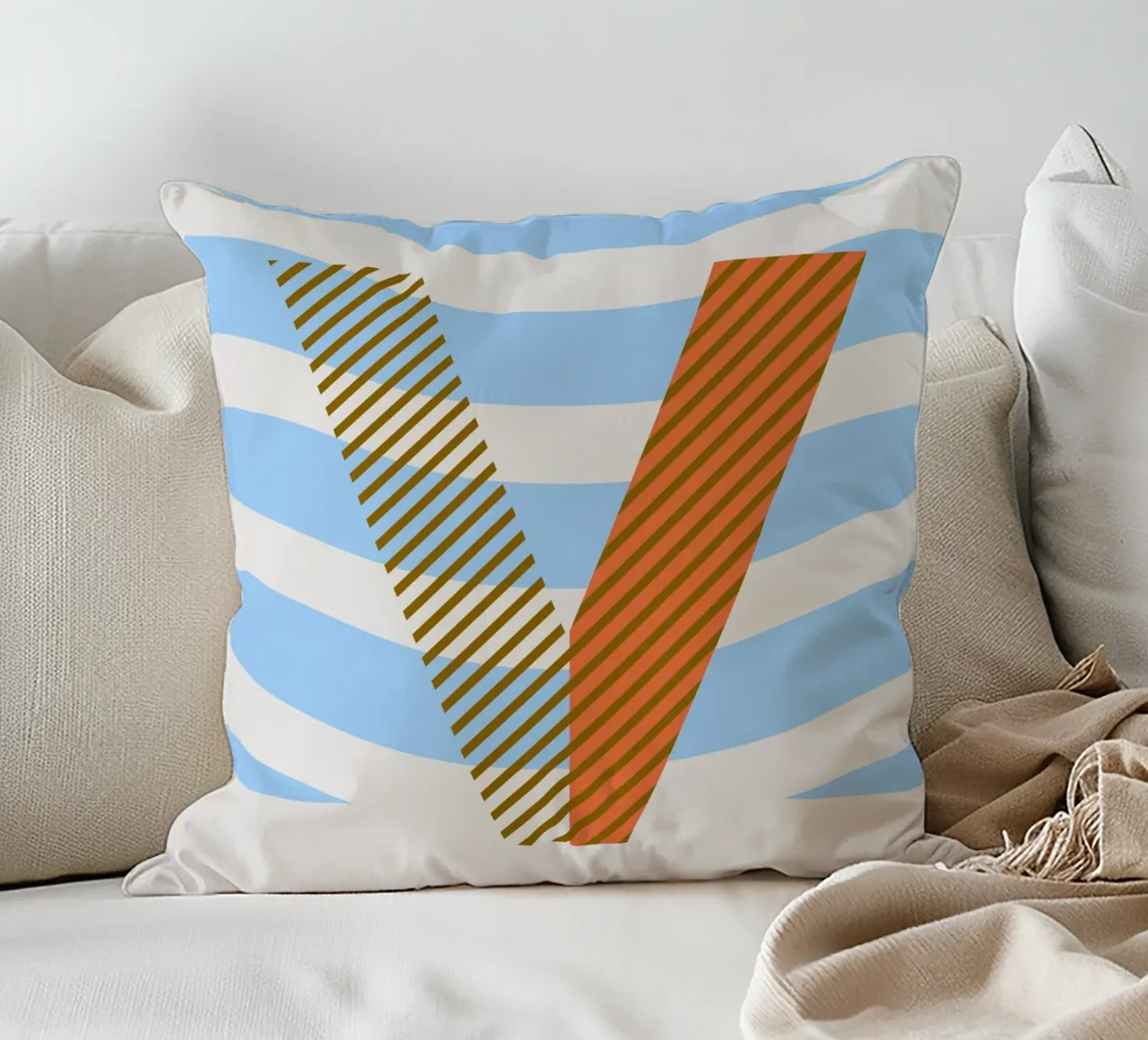 V Typeface Alphabet cuscino da lazydaypaper