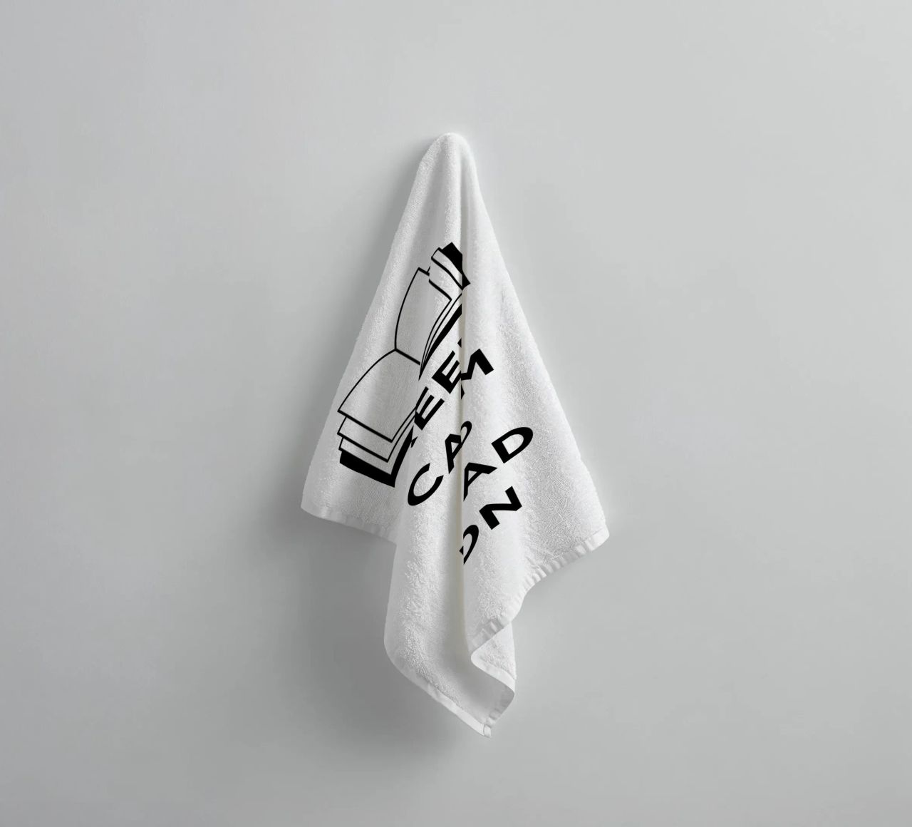 KEEP CALM AND READ ON asciugamano da bagno da FABOArt