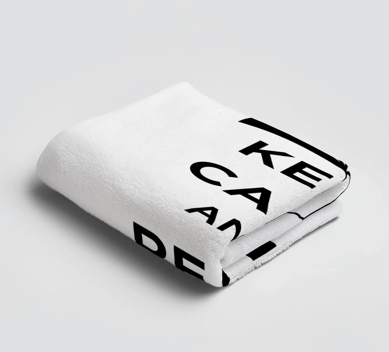 KEEP CALM AND READ ON asciugamano da bagno da FABOArt